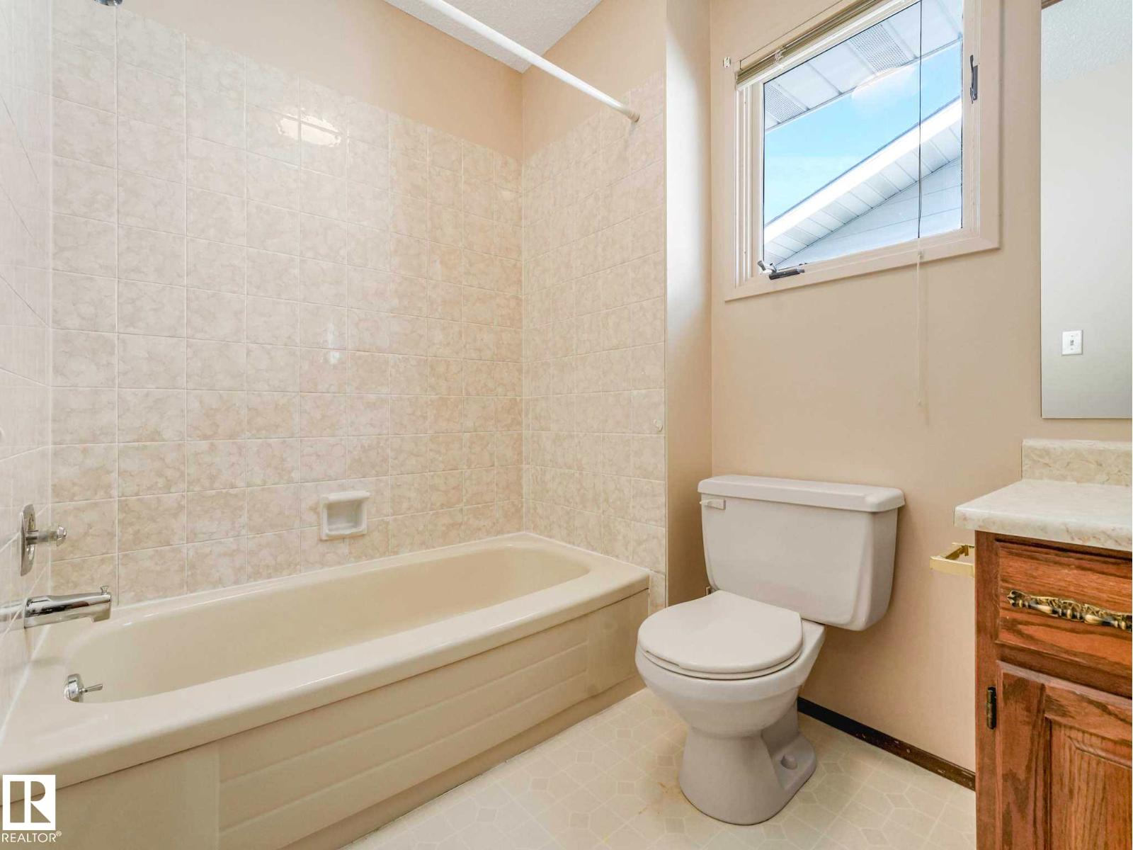 18514 86A AV NW - 47