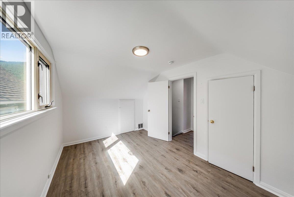 1480 Third Avenue, Trail
