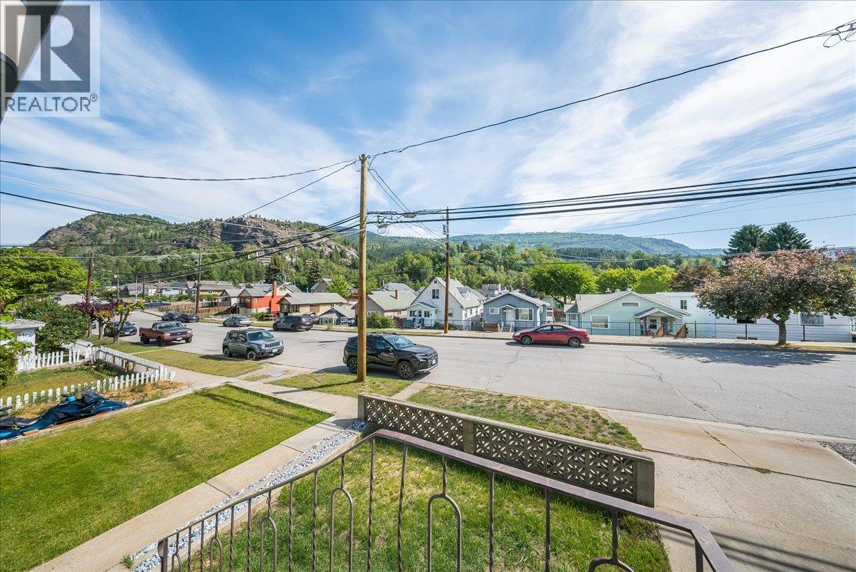 1480 Third Avenue, Trail
