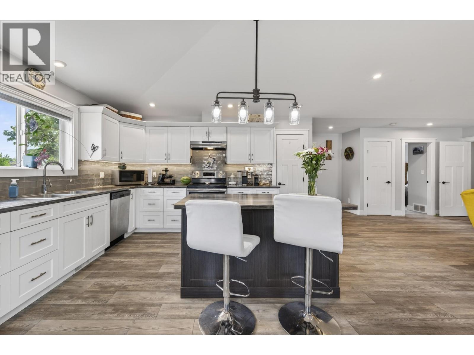 1715 QUILCHENA Avenue - 4
