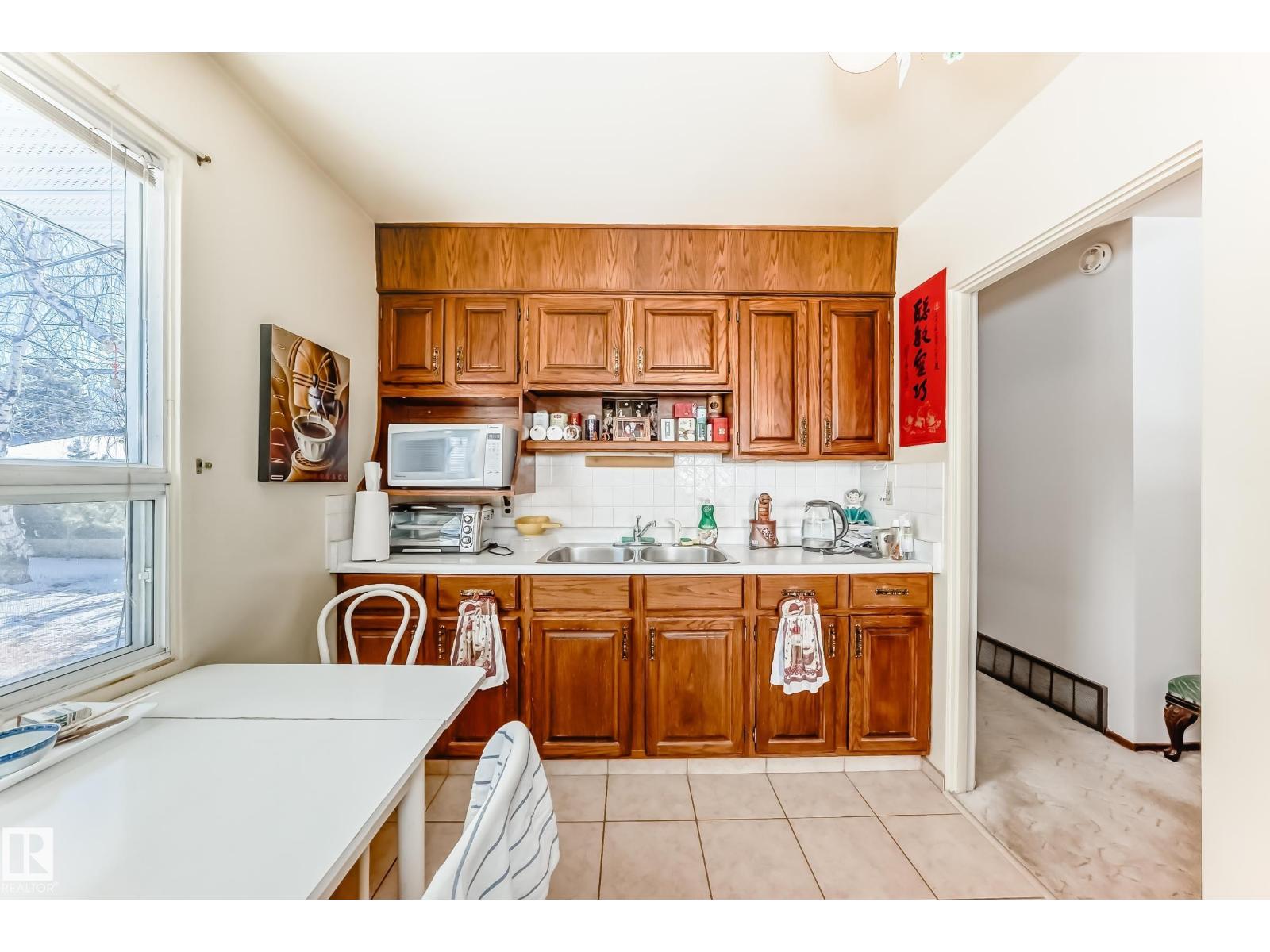 12237 135 ST NW - 5