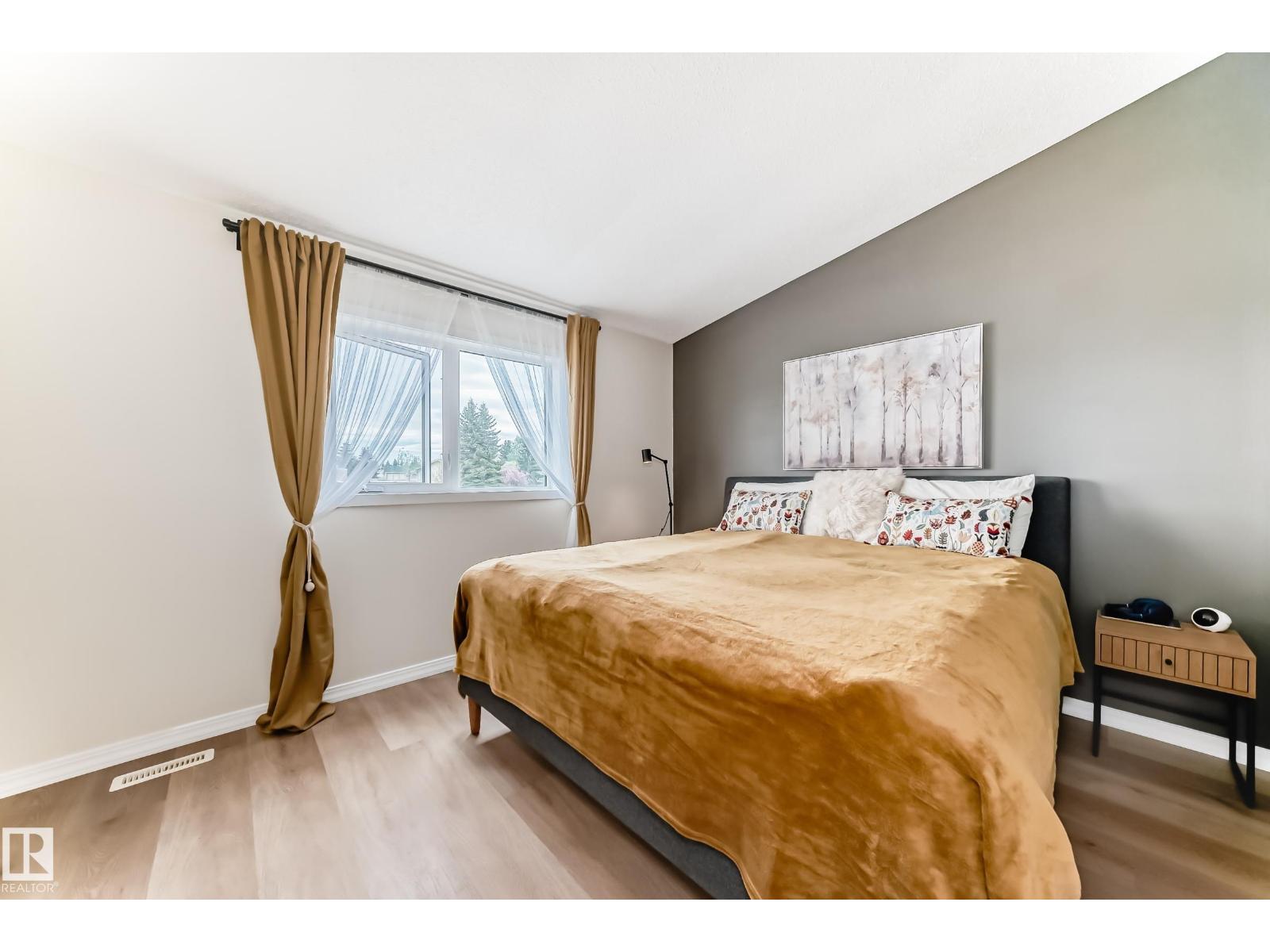 #18 9520 174 ST NW - 11