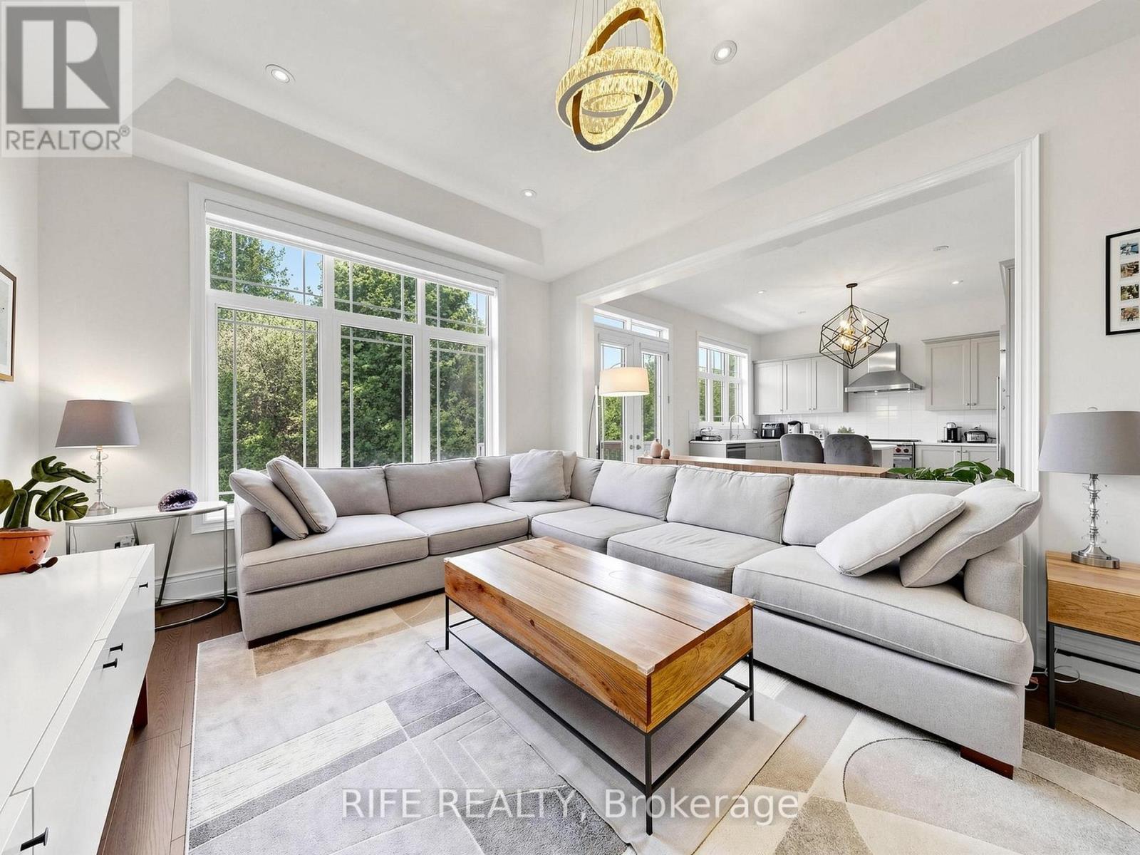 18 ROSSINI DRIVE - 14