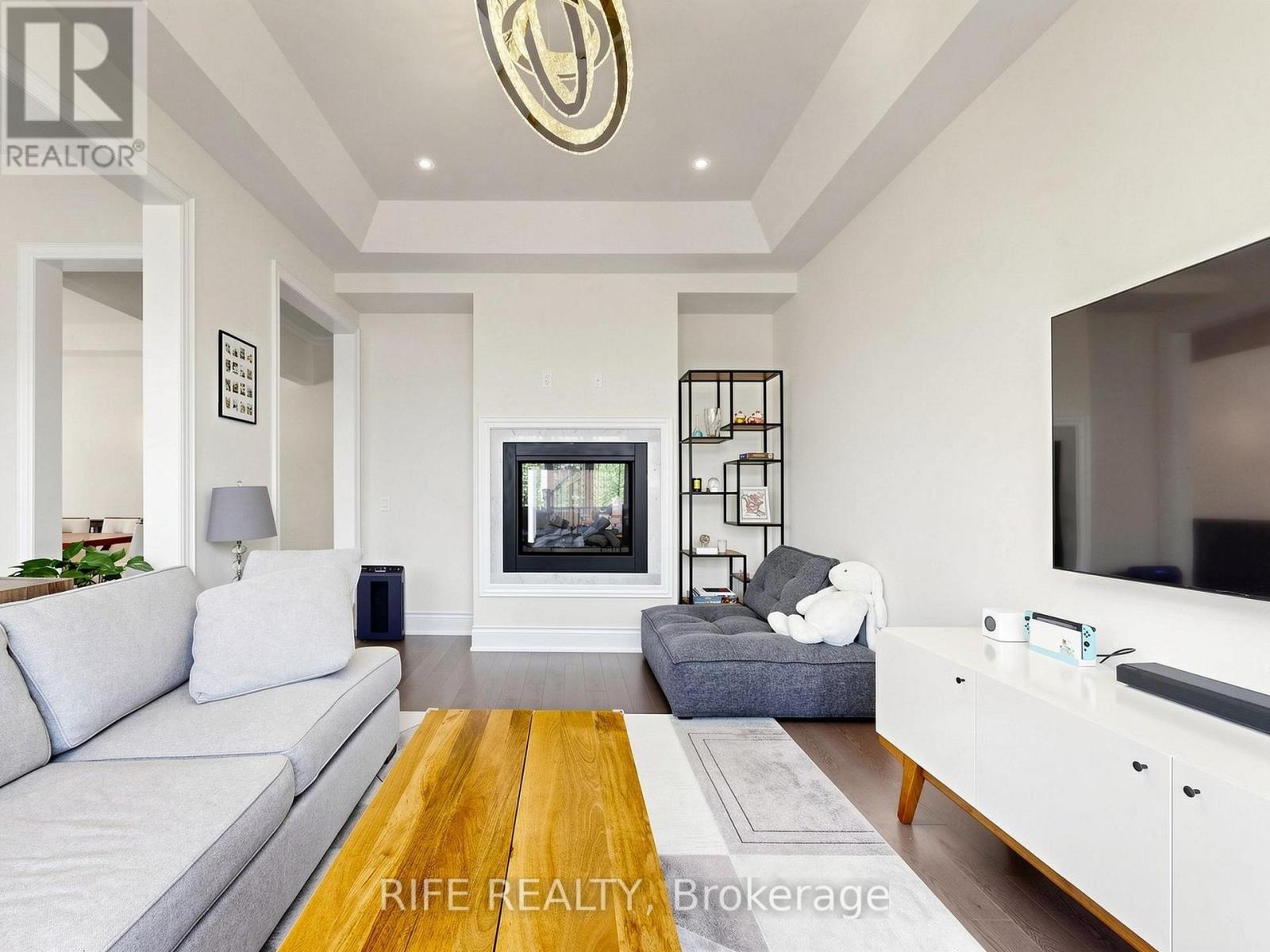 18 ROSSINI DRIVE - 17