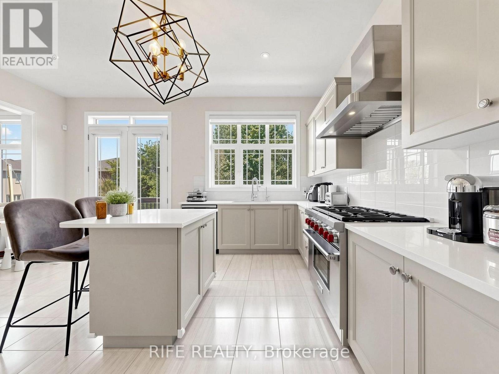18 ROSSINI DRIVE - 23