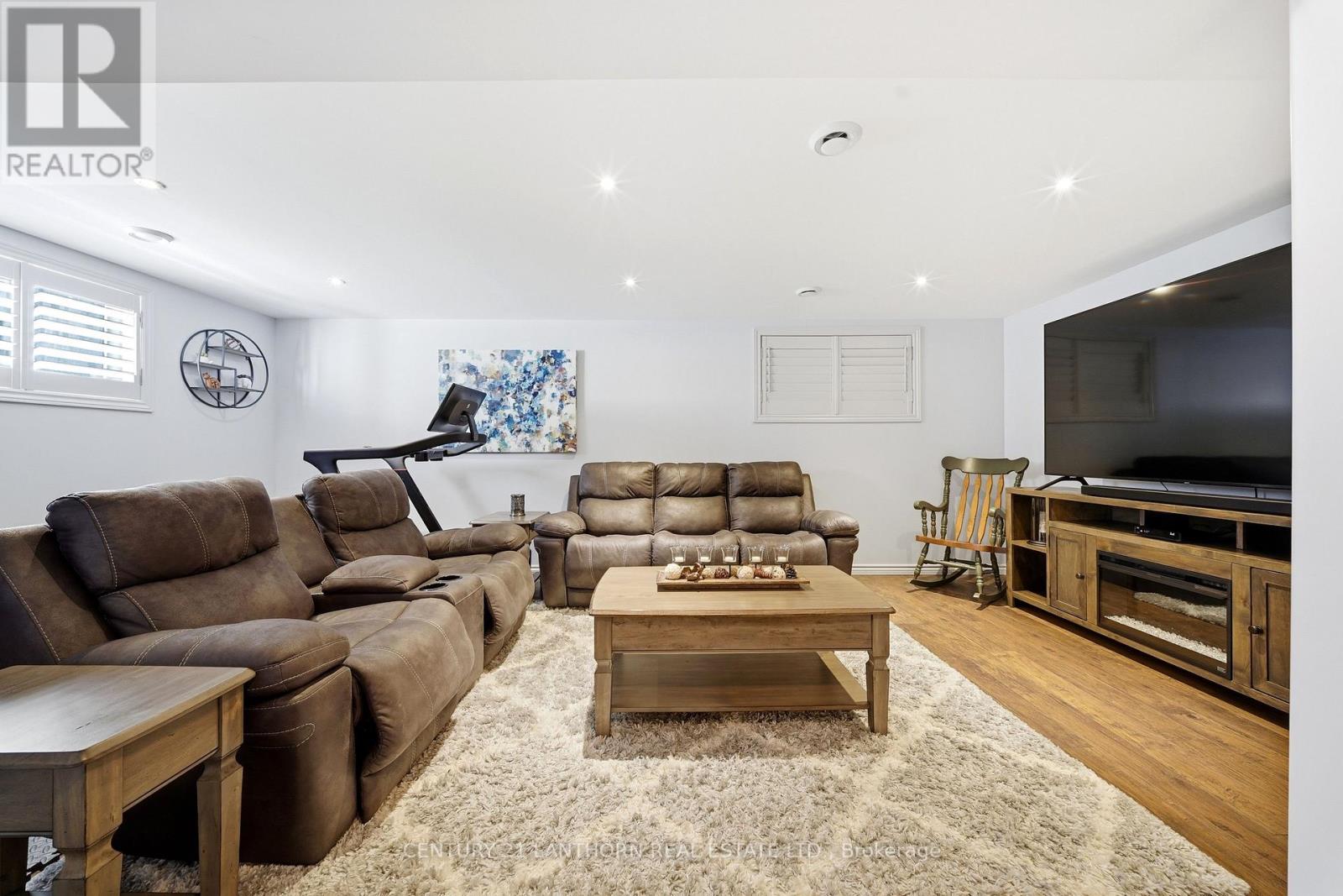 17 CAVENDISH DRIVE - 31