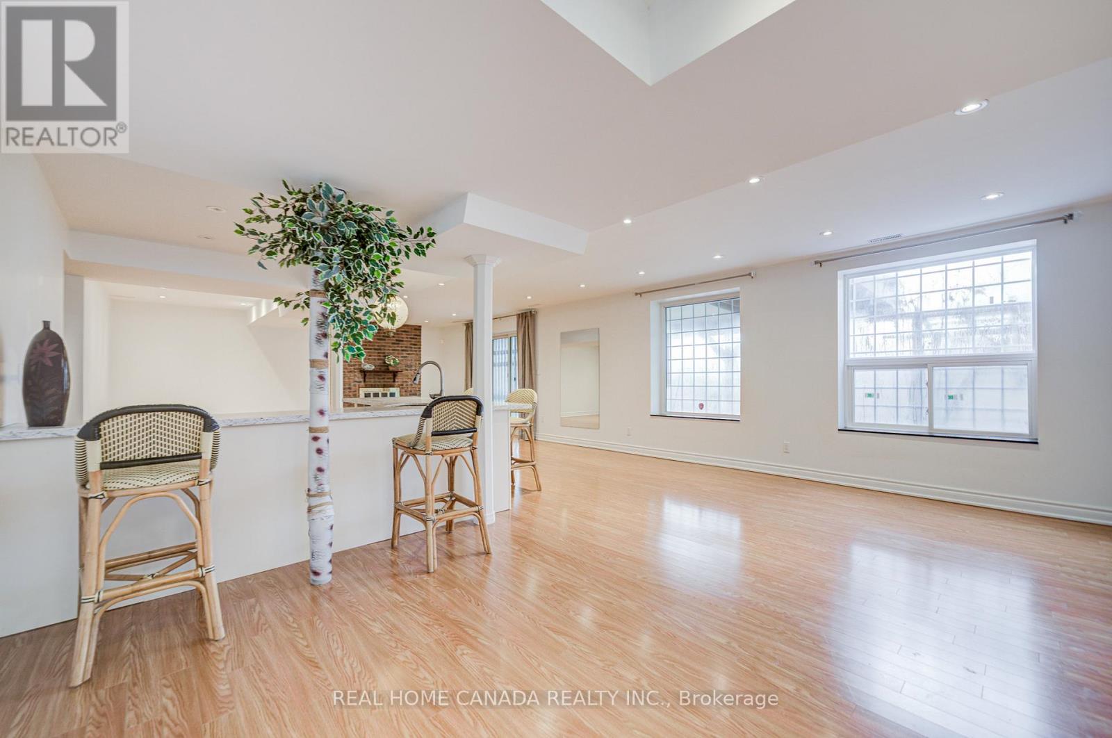20 SADDLETREE DRIVE - 44