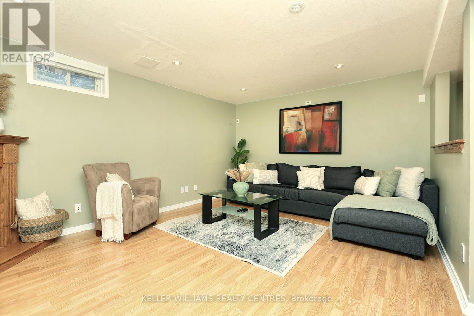 #19 100 VINEBERG DRIVE N - 33
