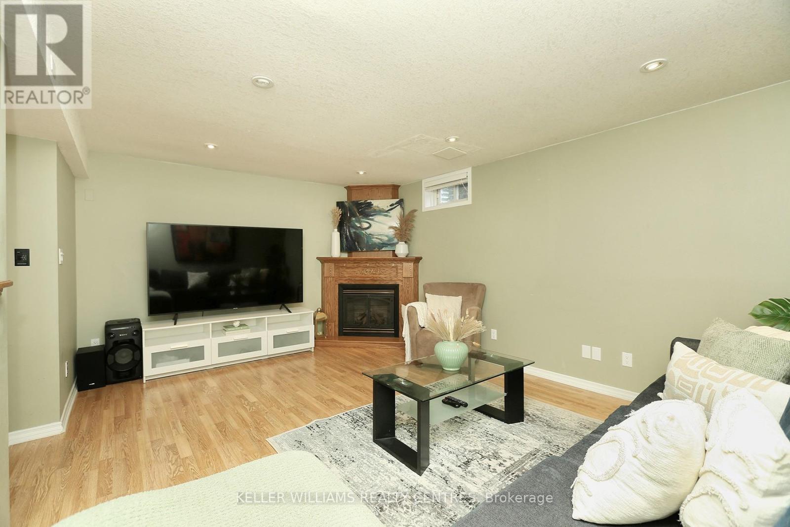 #19 100 VINEBERG DRIVE N - 34