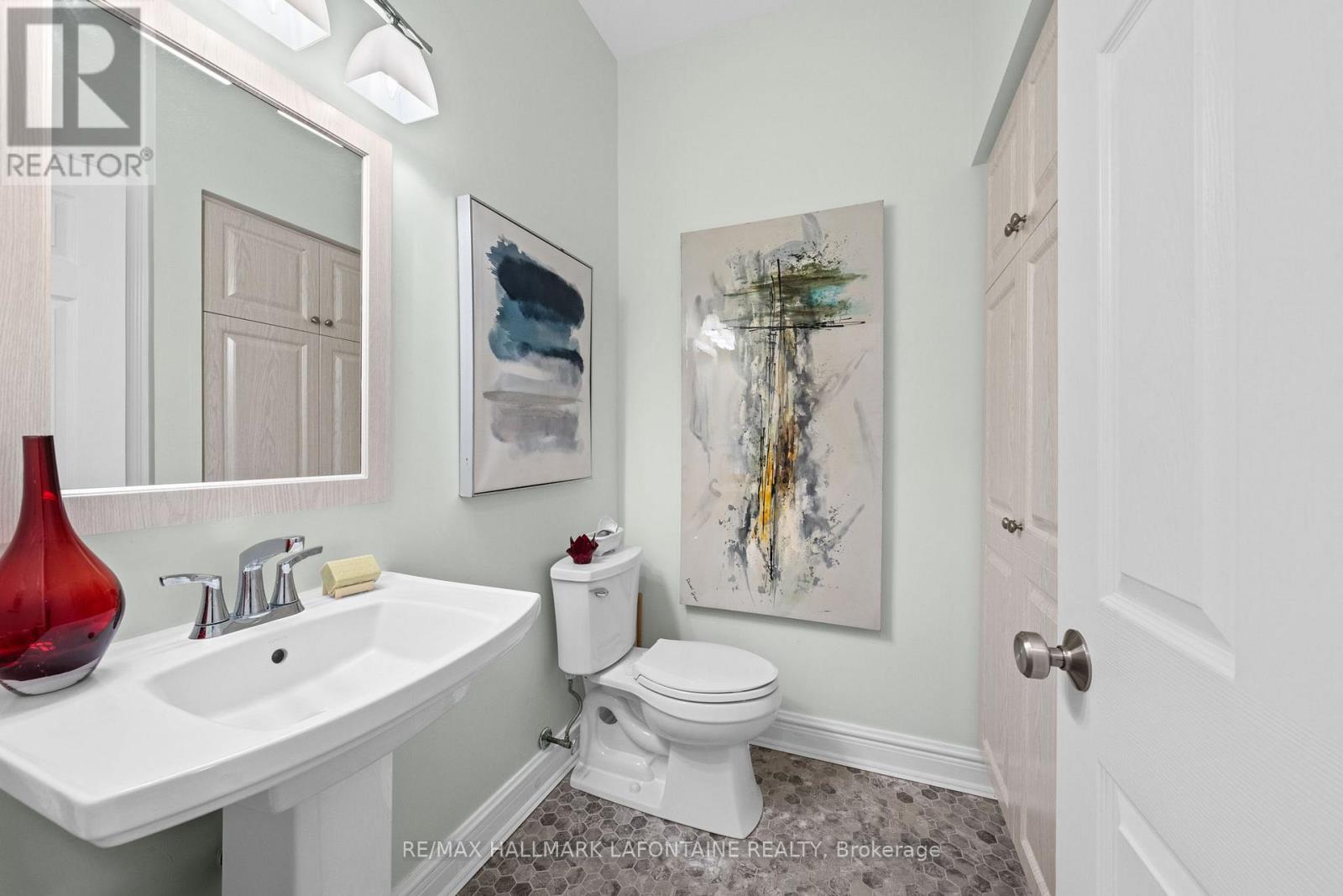 #107 1 ROSAMOND STREET E - 23