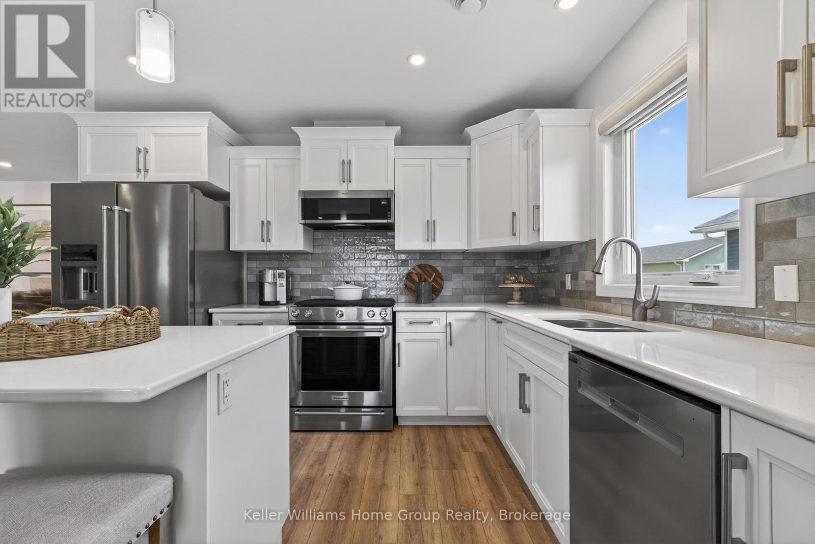 187 LAKE BREEZE DRIVE - 11