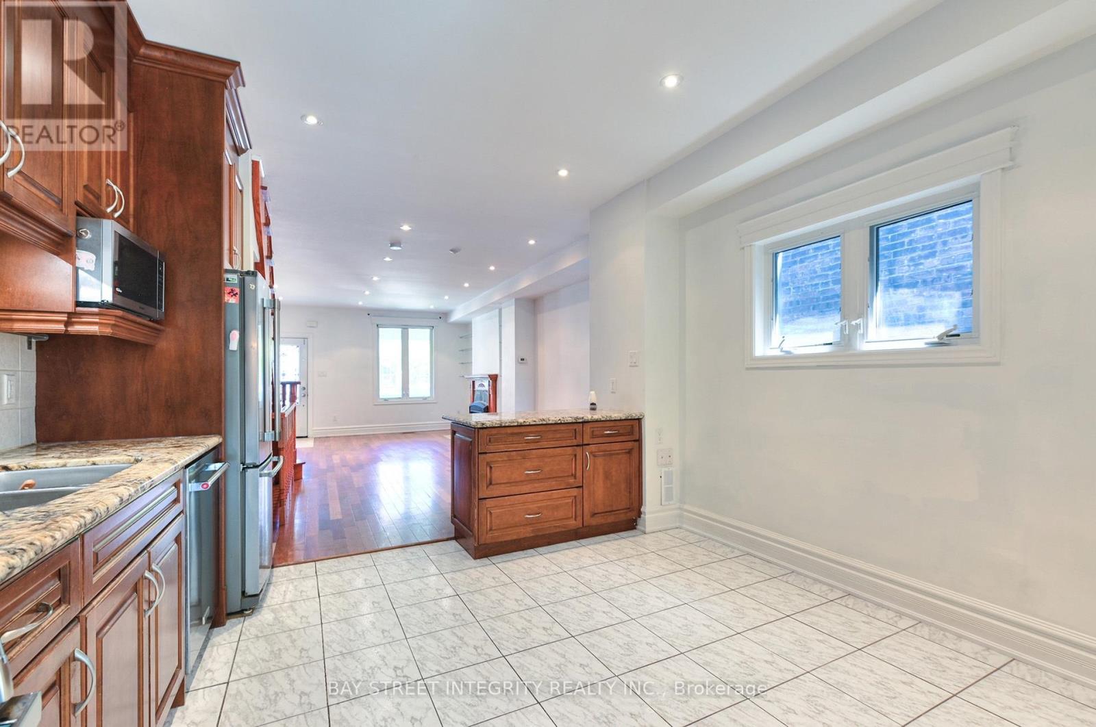 1282 LANSDOWNE AVENUE - 8