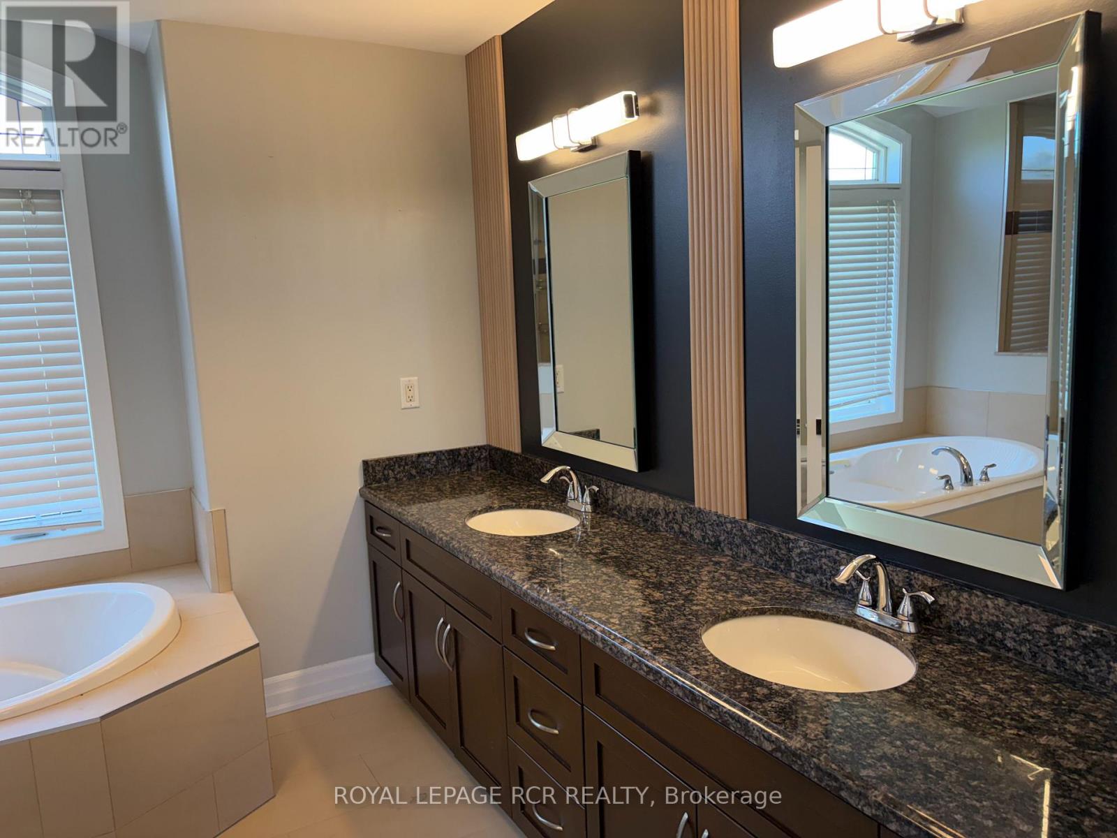 25 BROOKHAVEN CRESCENT - 32