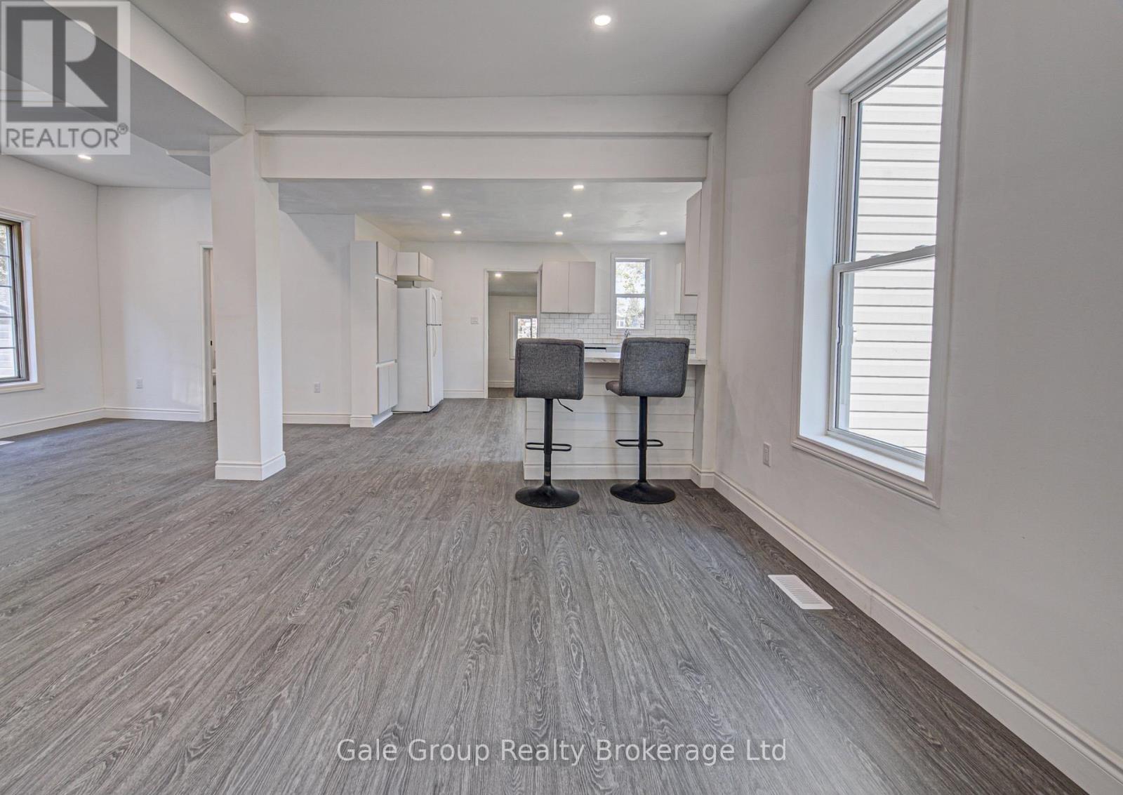 203 TALBOT STREET S - 17