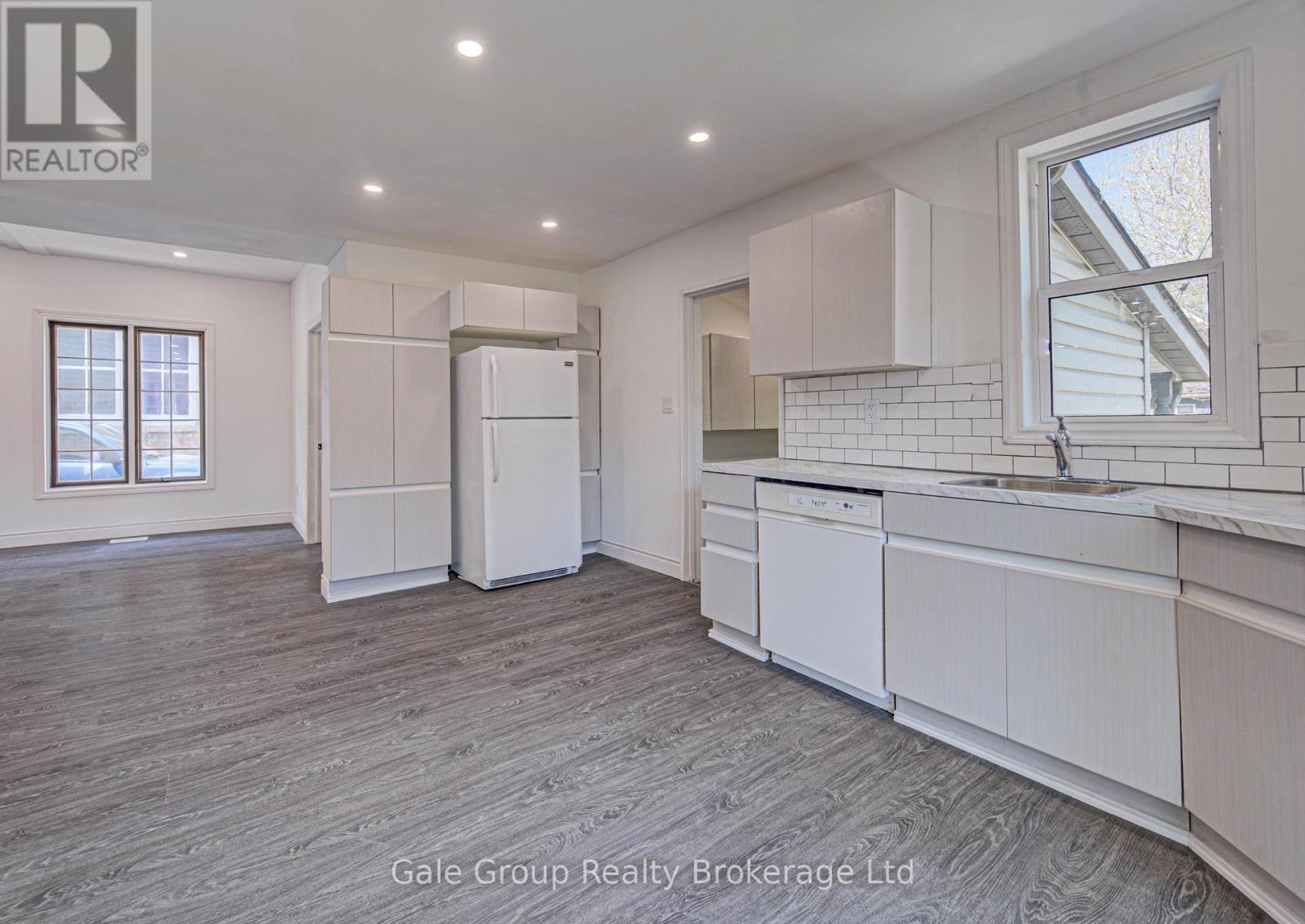 203 TALBOT STREET S - 22