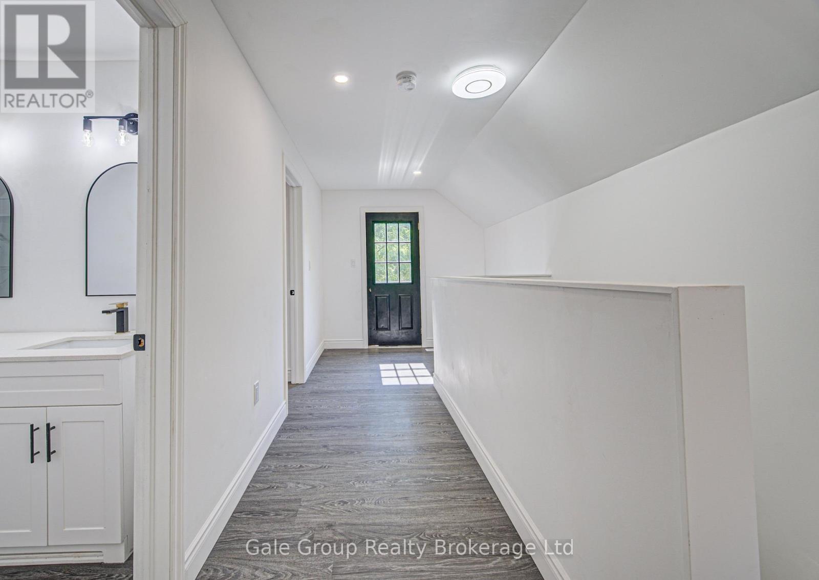 203 TALBOT STREET S - 28
