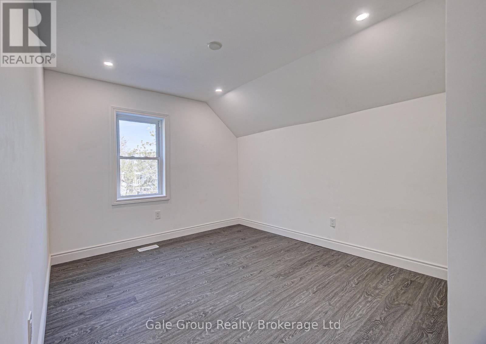 203 TALBOT STREET S - 30