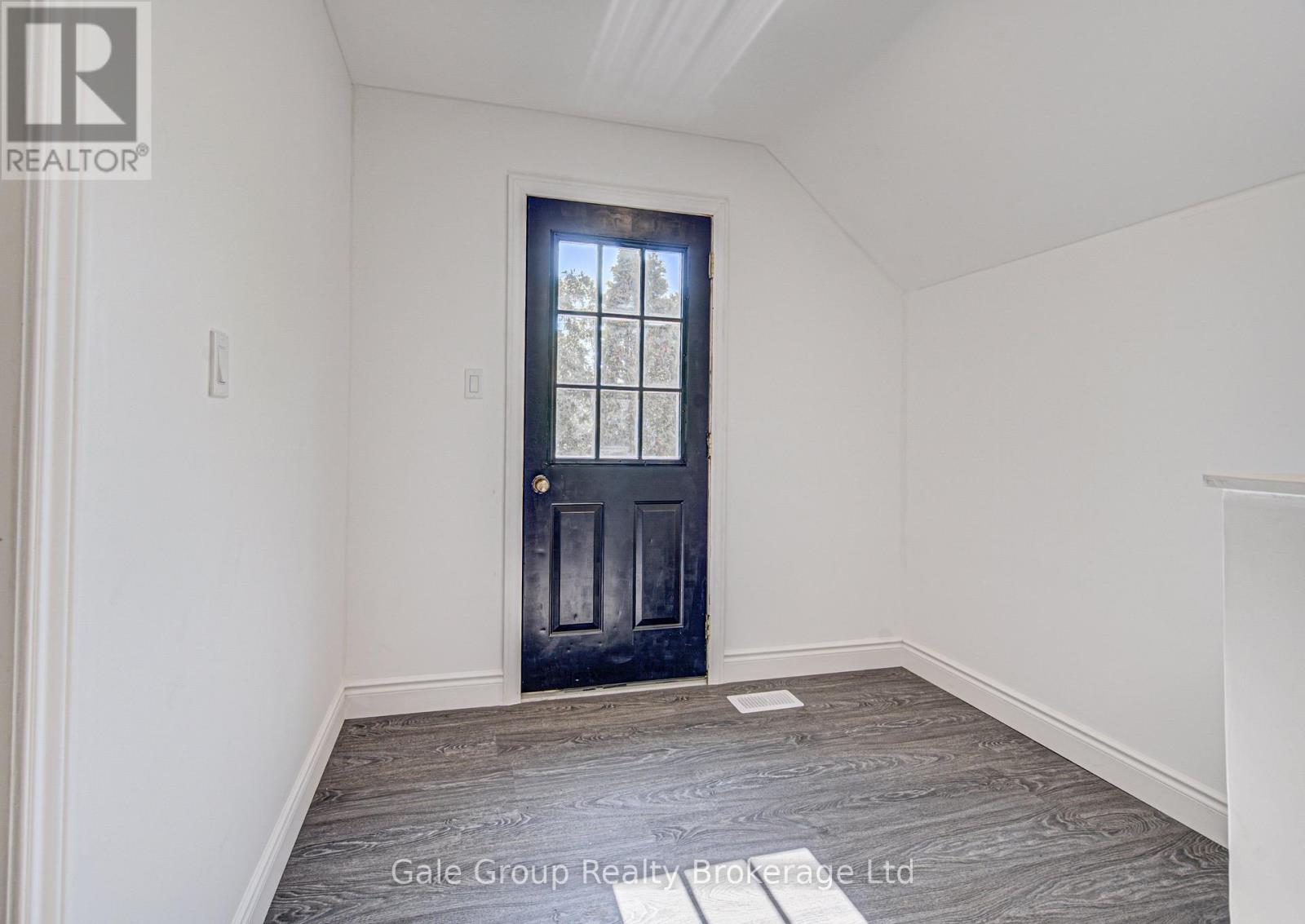 203 TALBOT STREET S - 34