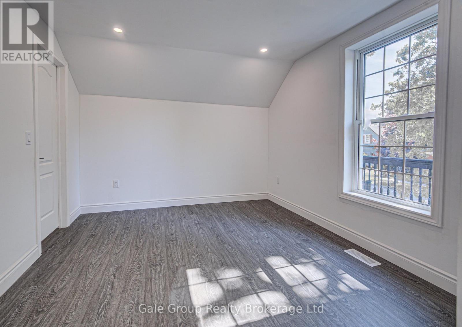 203 TALBOT STREET S - 35
