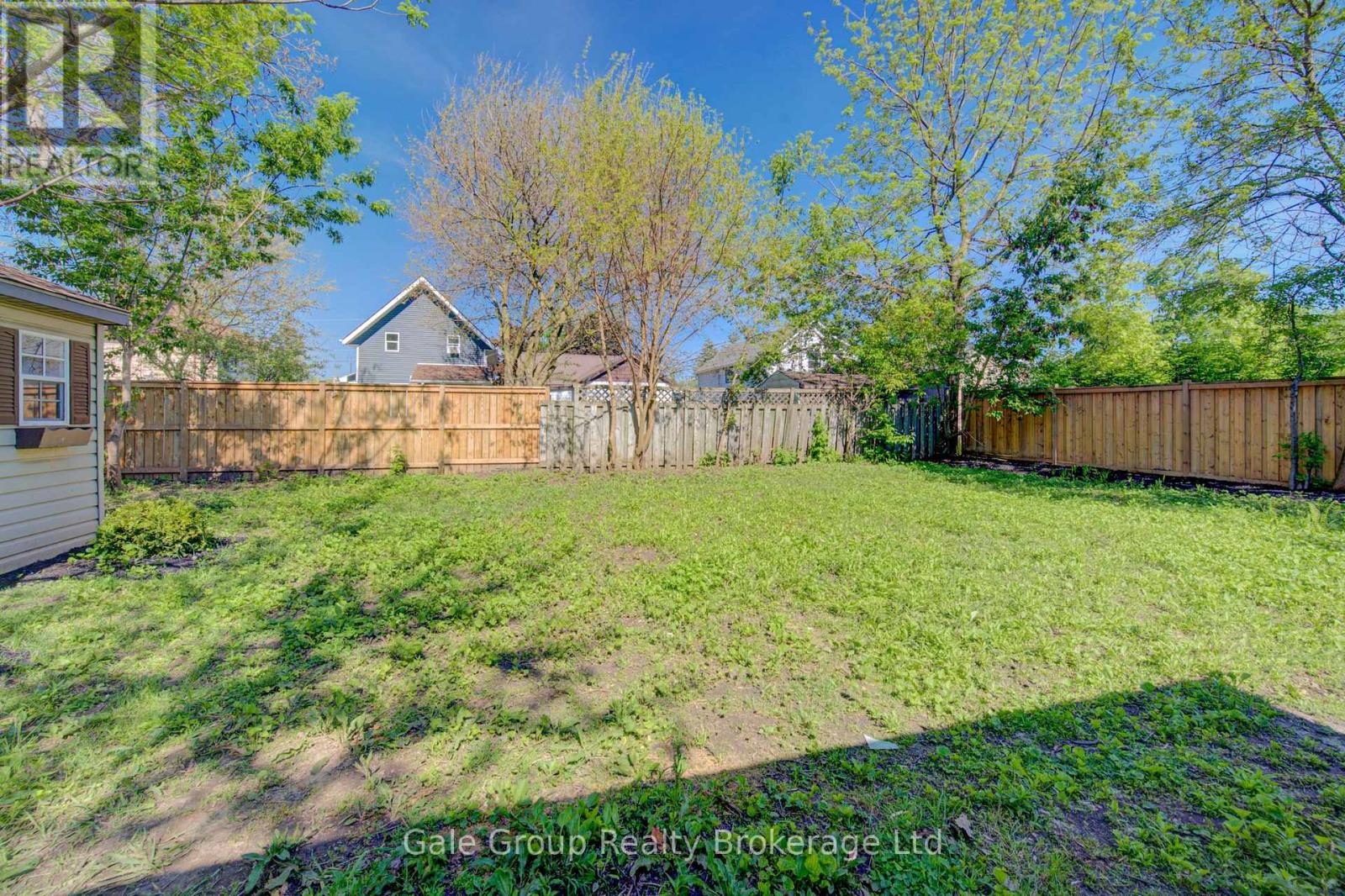 203 TALBOT STREET S - 41