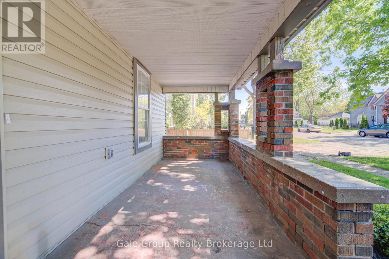 203 TALBOT STREET S - 5