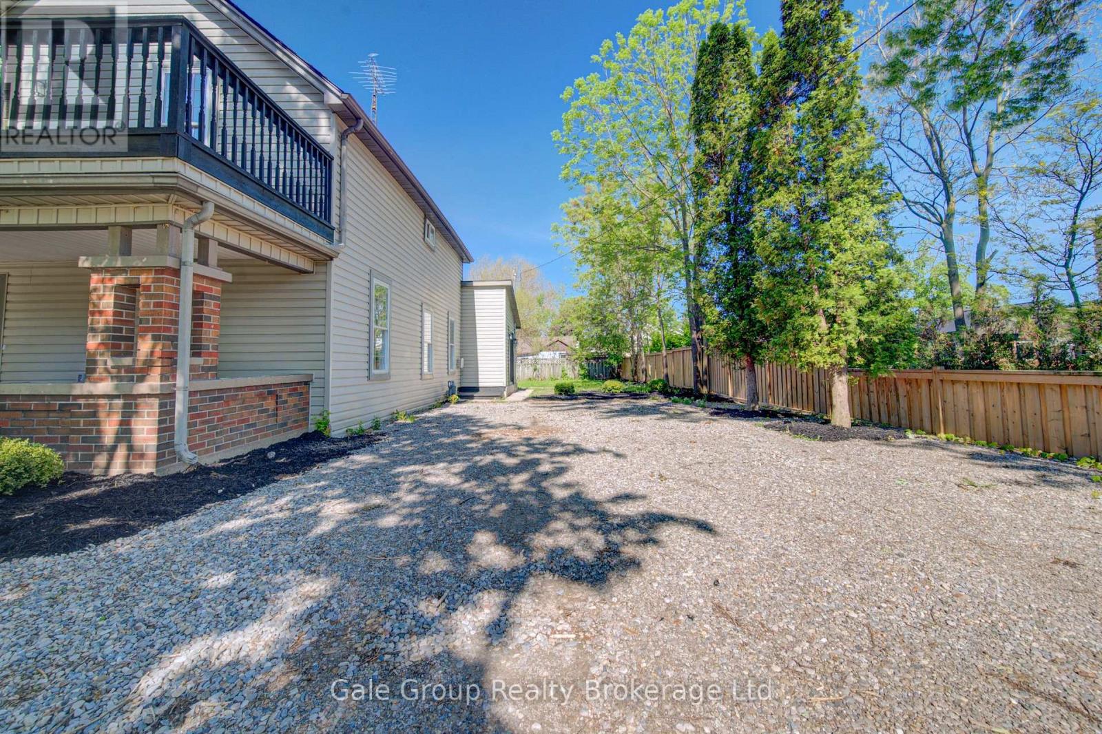 203 TALBOT STREET S - 8