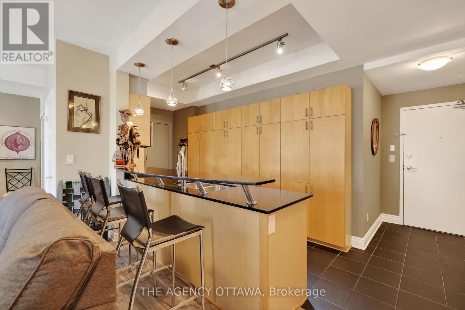 Kitchen with breakfast bar
