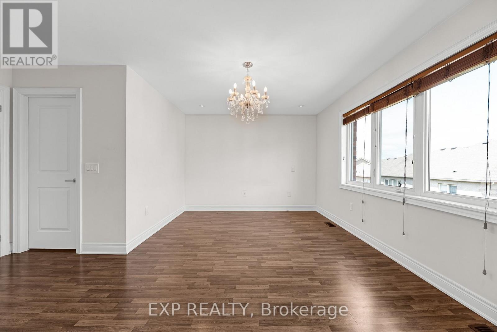 26 MONDIAL CRESCENT - 21
