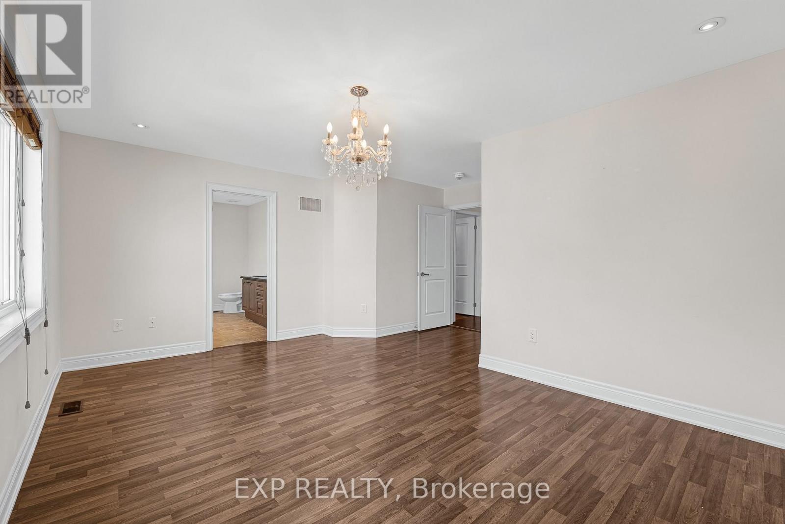 26 MONDIAL CRESCENT - 22