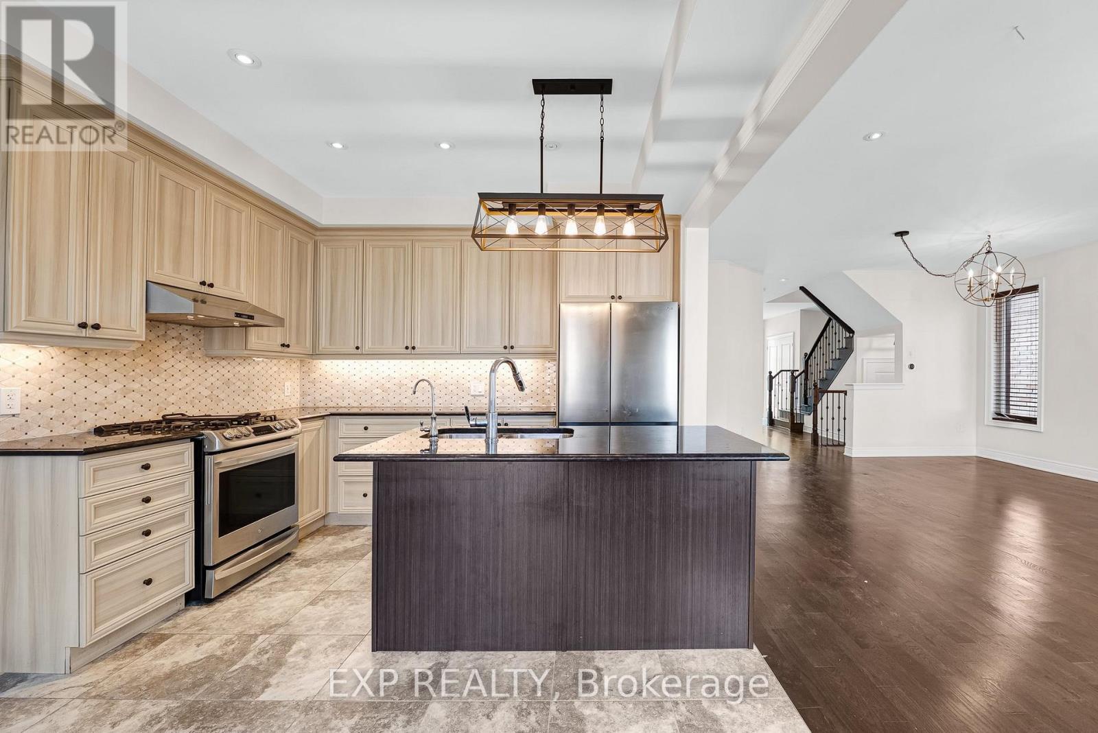 26 MONDIAL CRESCENT - 9
