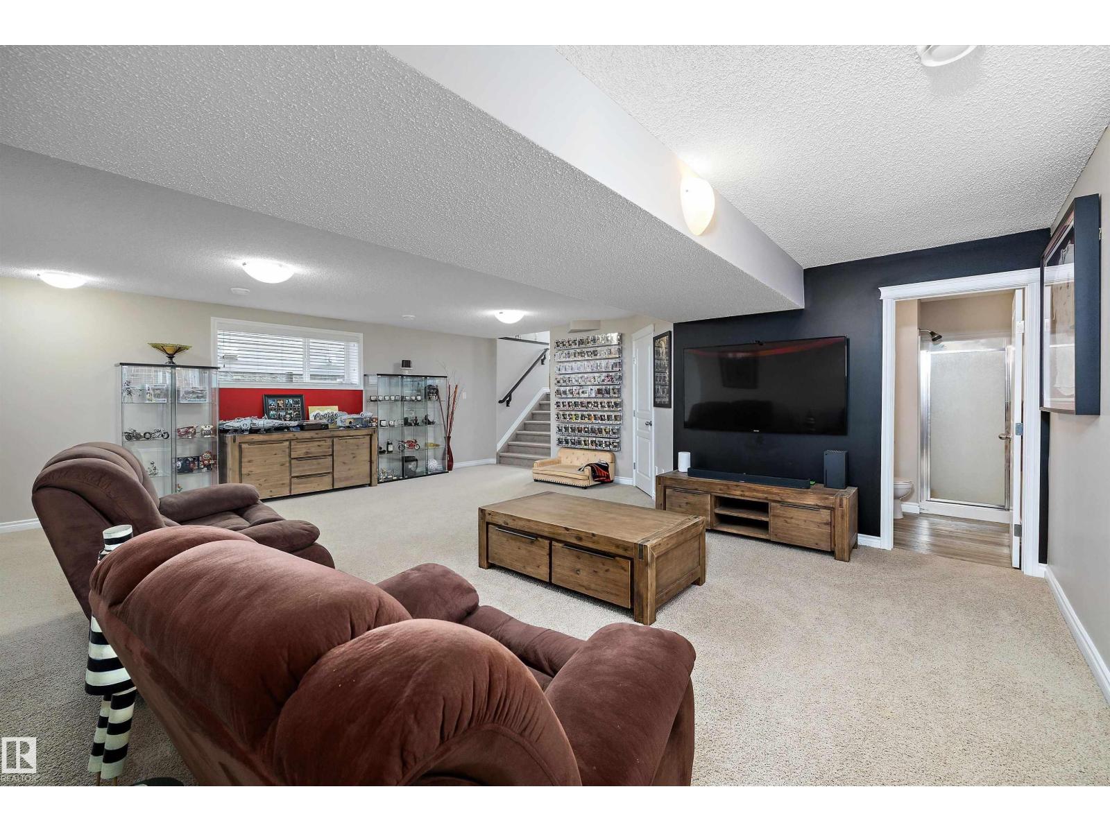 915 REGENCY DR - 23