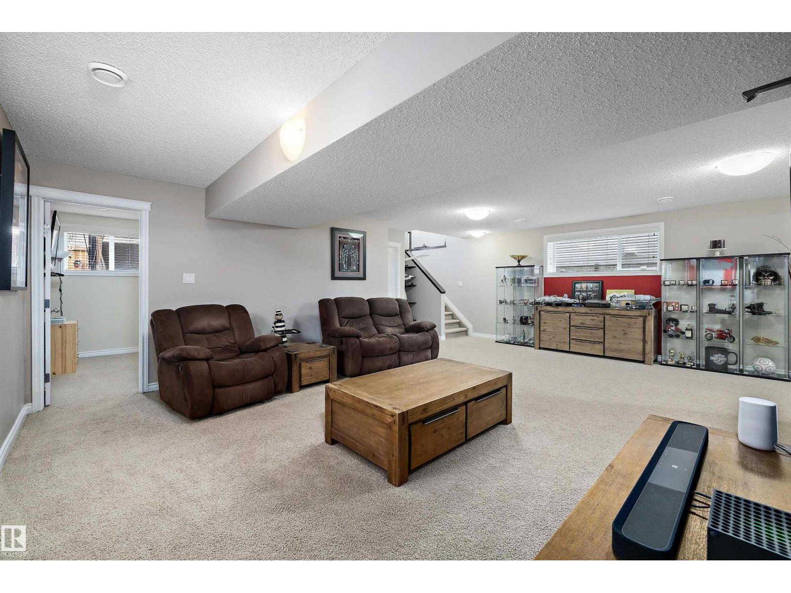 915 REGENCY DR - 24