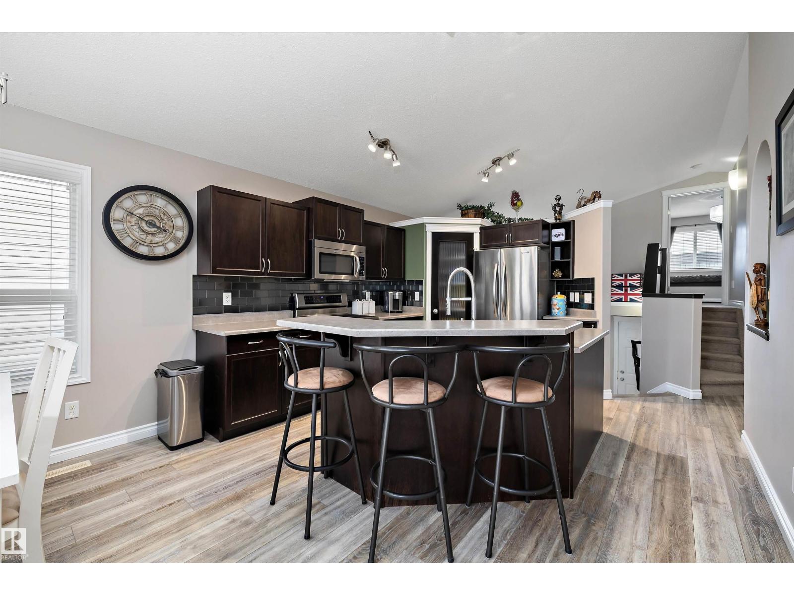 915 REGENCY DR - 7