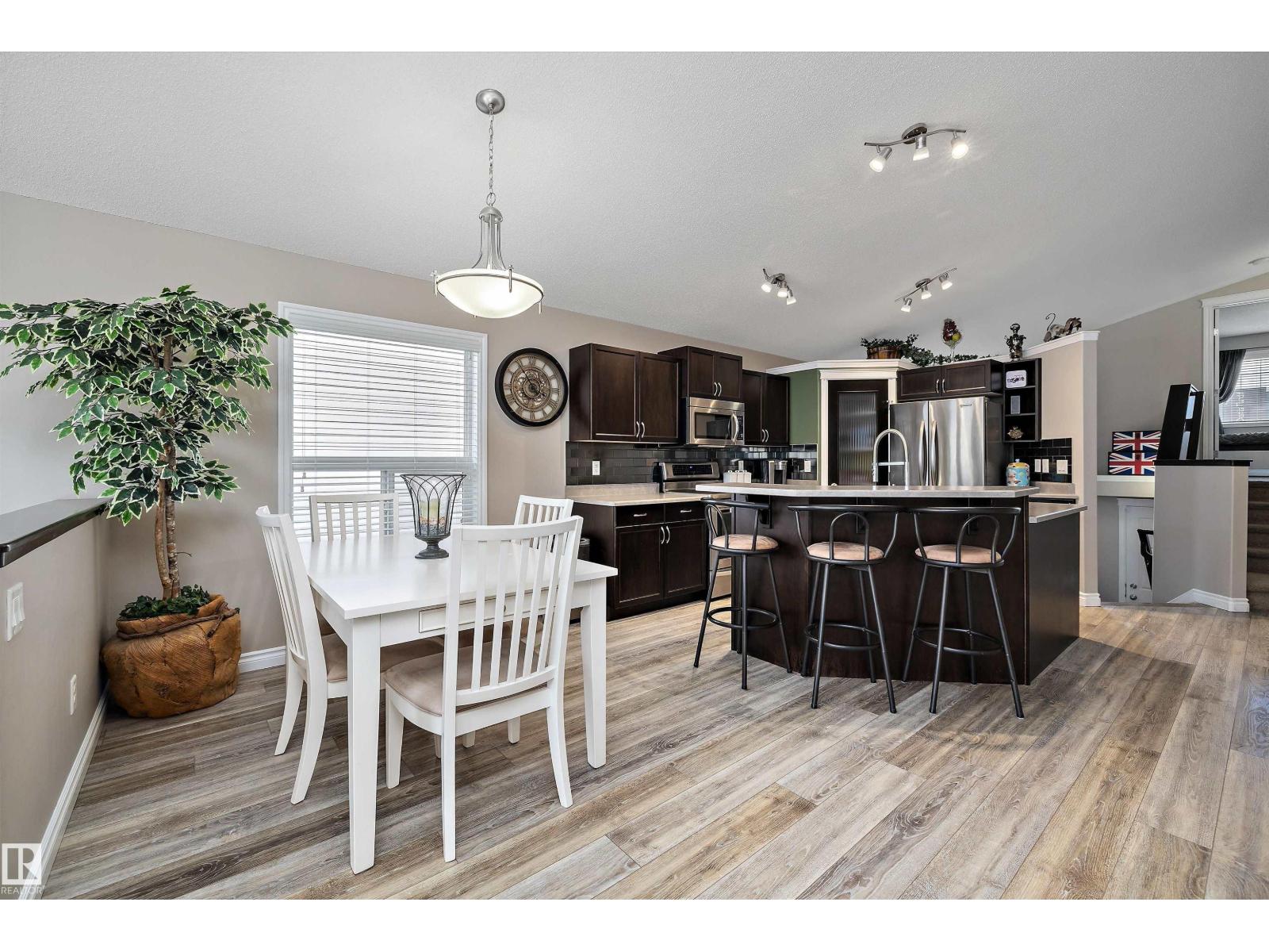 915 REGENCY DR - 8