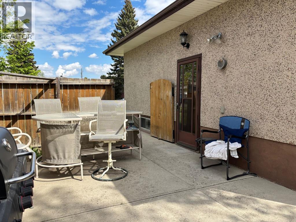 214 25 Street S - 11