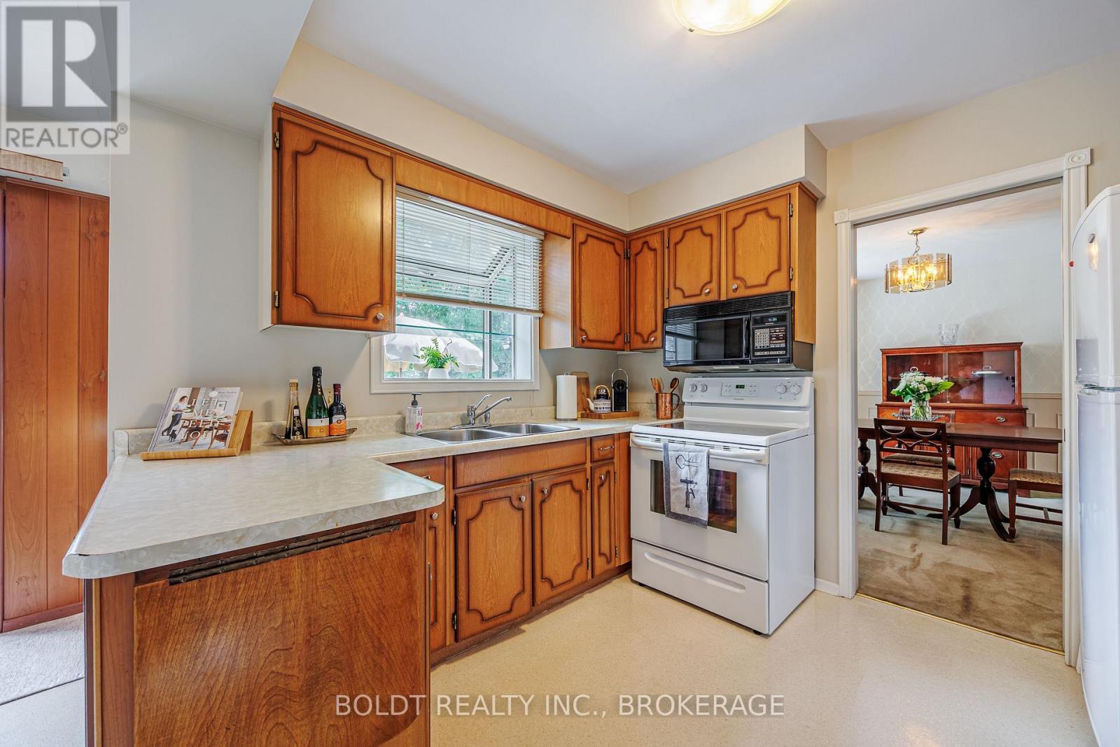 7 MAYHOLME COURT - 10