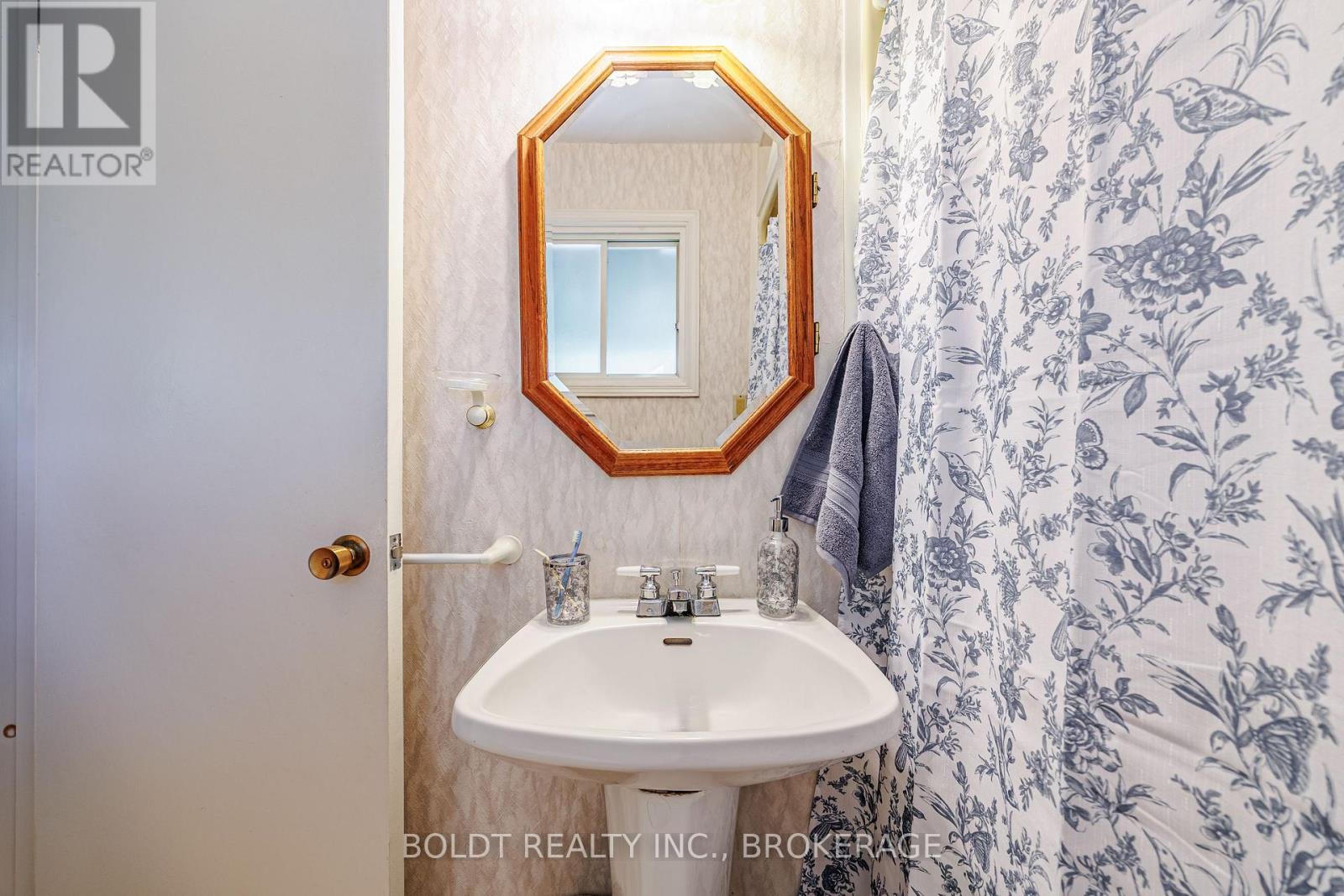 7 MAYHOLME COURT - 24