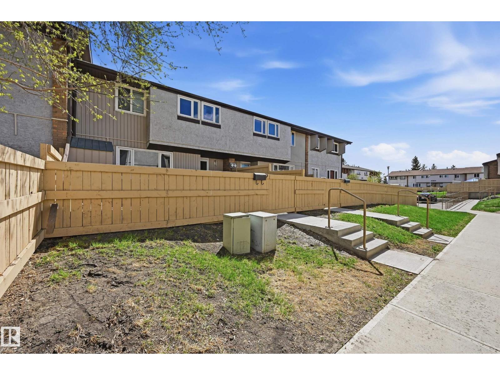 #9 8020 141 AV NW - 18