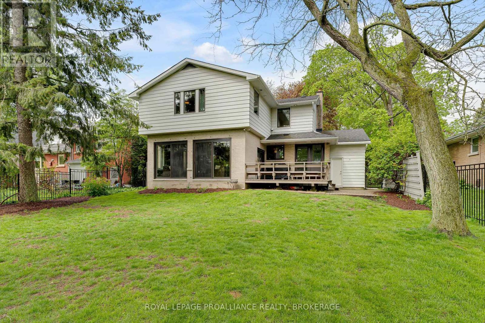 29 HILLCROFT DRIVE - 38