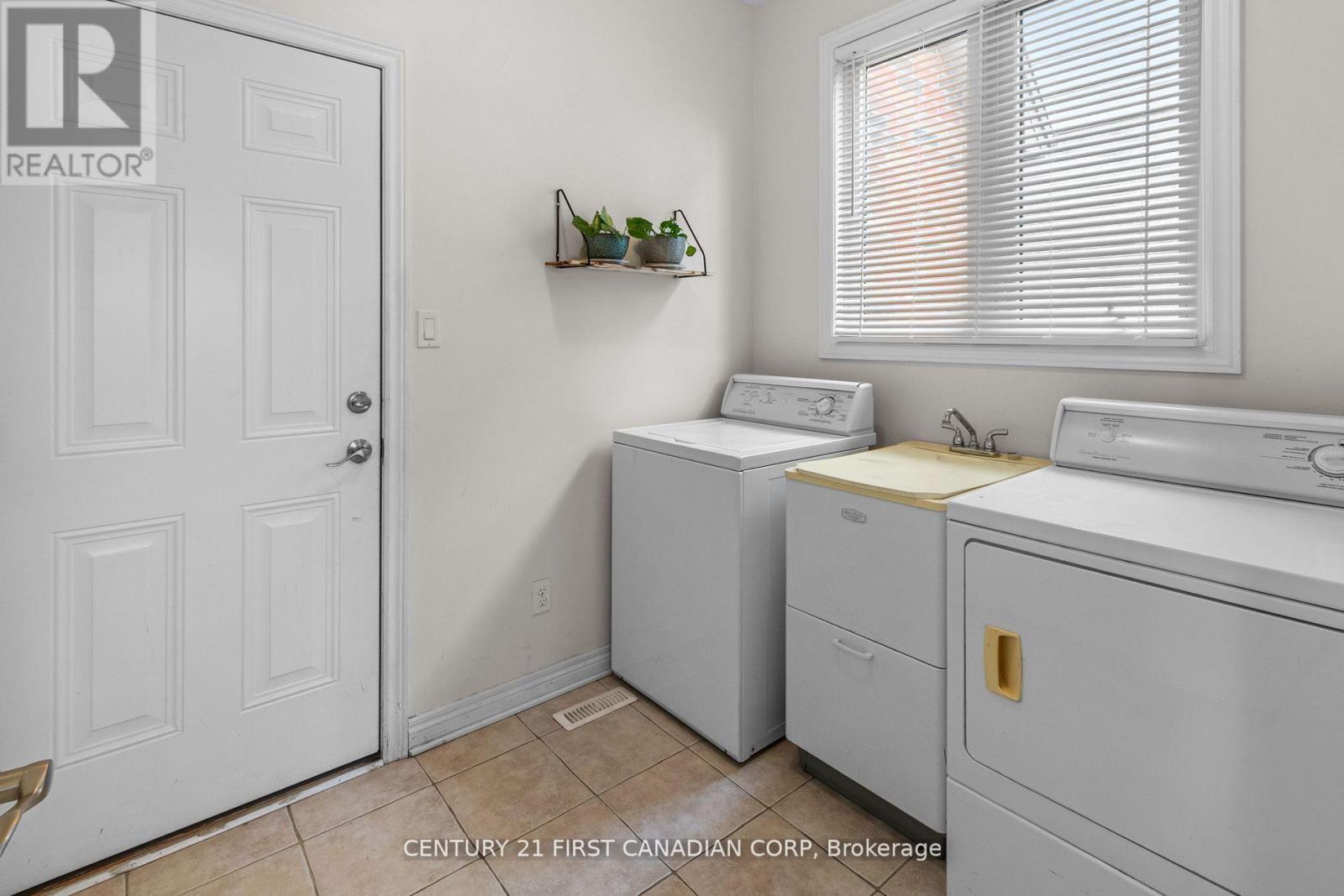 #10 515 SKYLINE AVENUE - 23