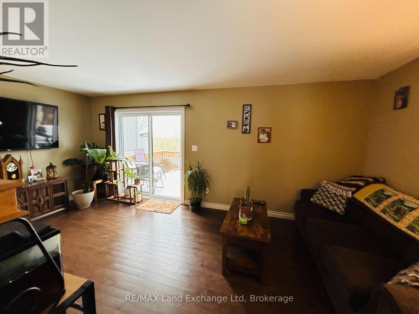 660 GLORIA STREET - 2
