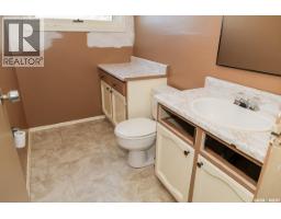 611 Saskatchewan Avenue, Kerrobert, SK S0L1R0 Photo 28