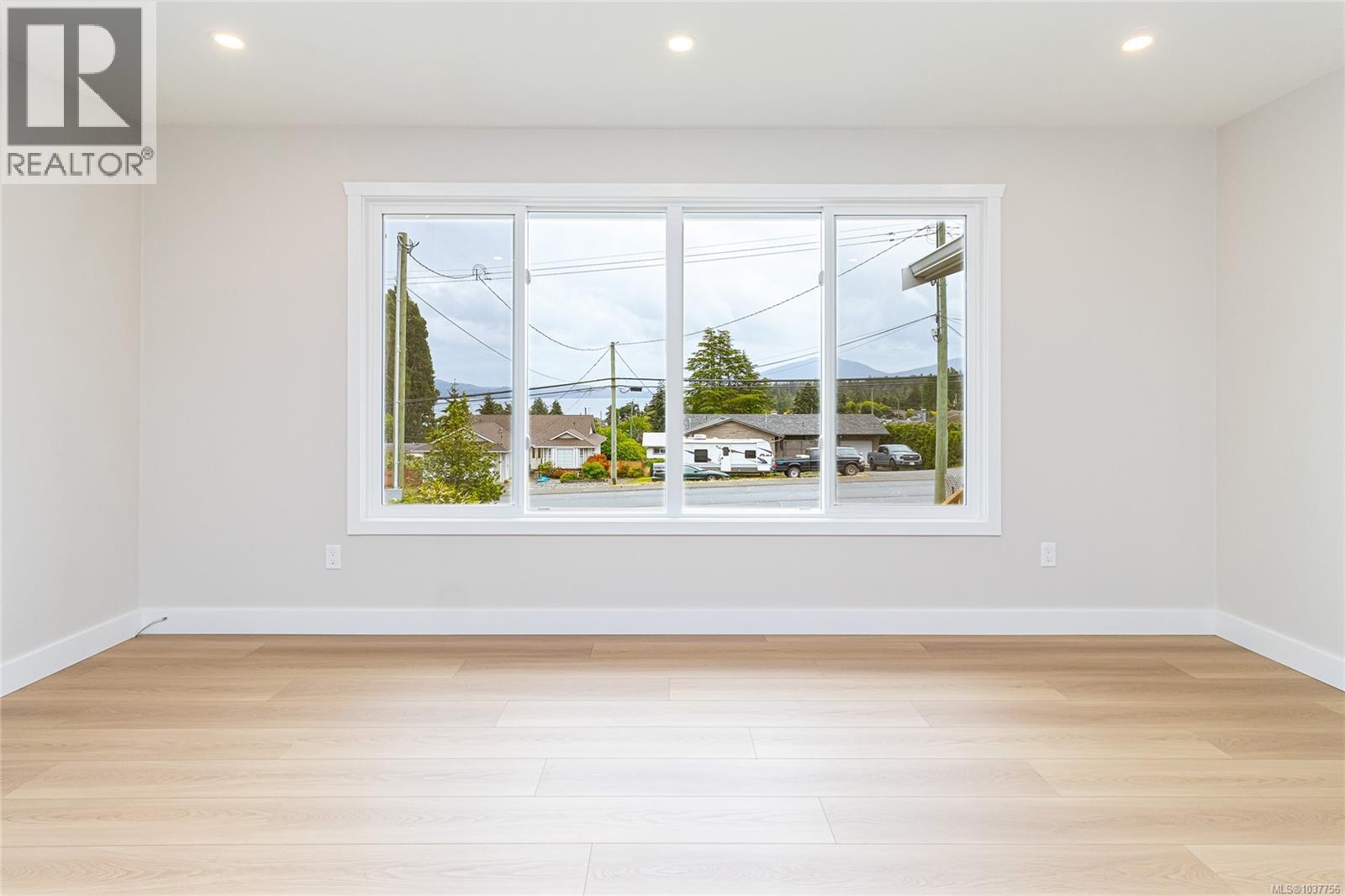 8082 York Ave - 11