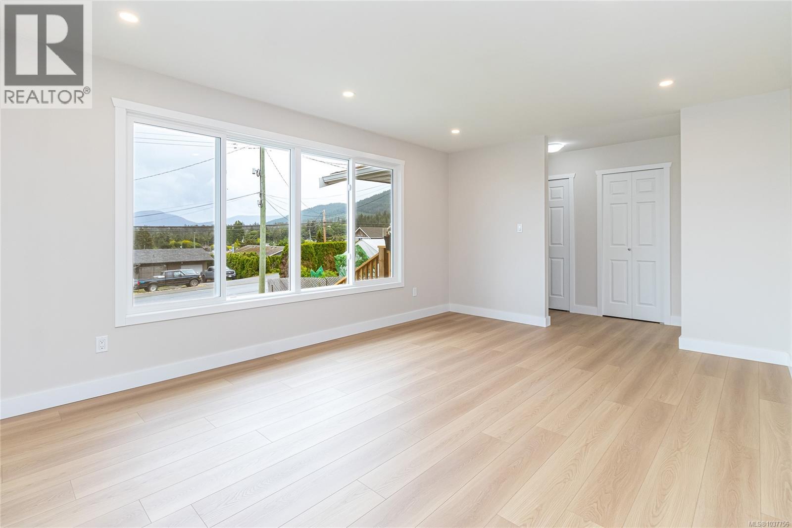 8082 York Ave - 10