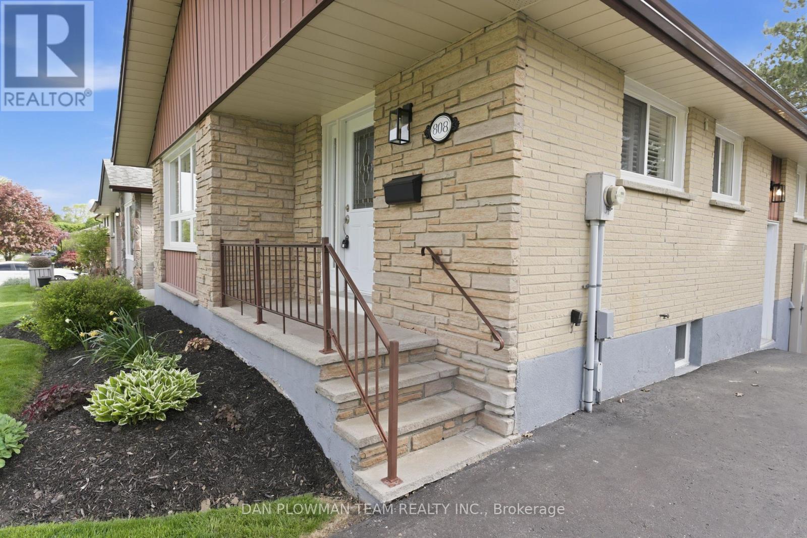 808 CENTRAL PARK BOULEVARD N - 5