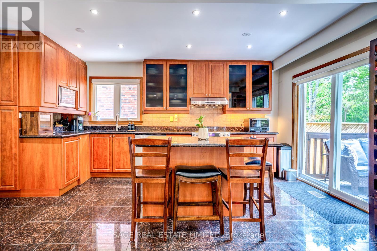 81 DECARIE CIRCLE - 14