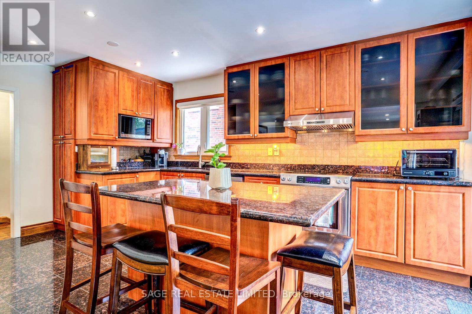 81 DECARIE CIRCLE - 16
