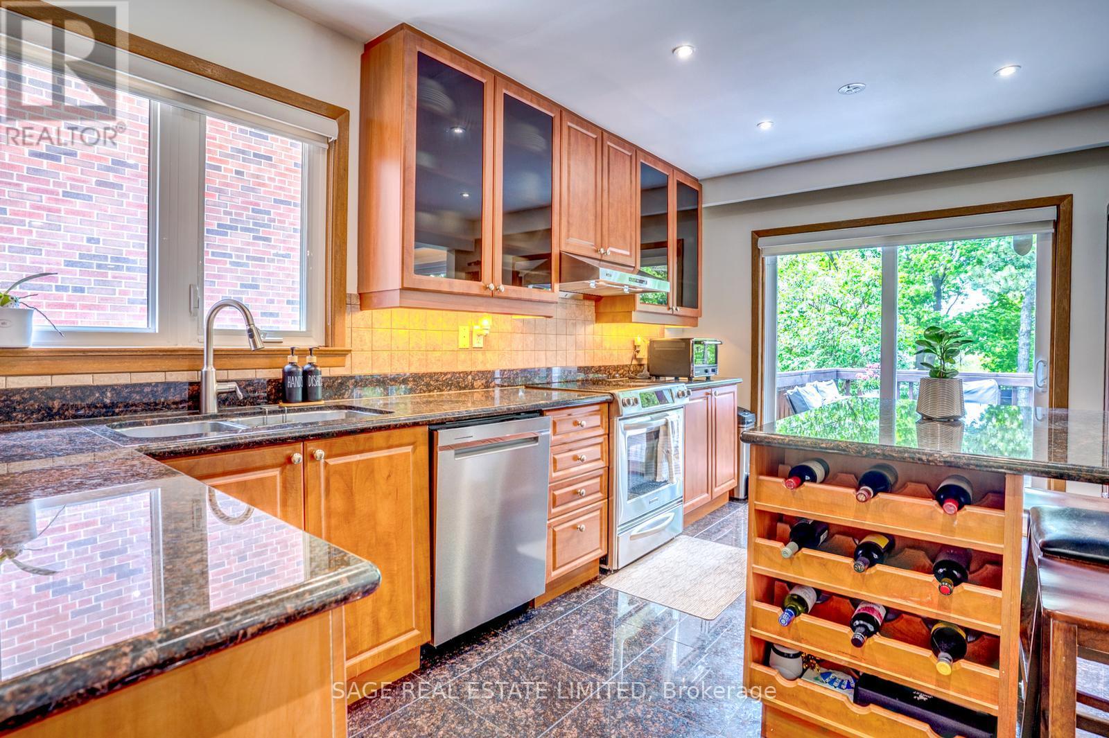 81 DECARIE CIRCLE - 18