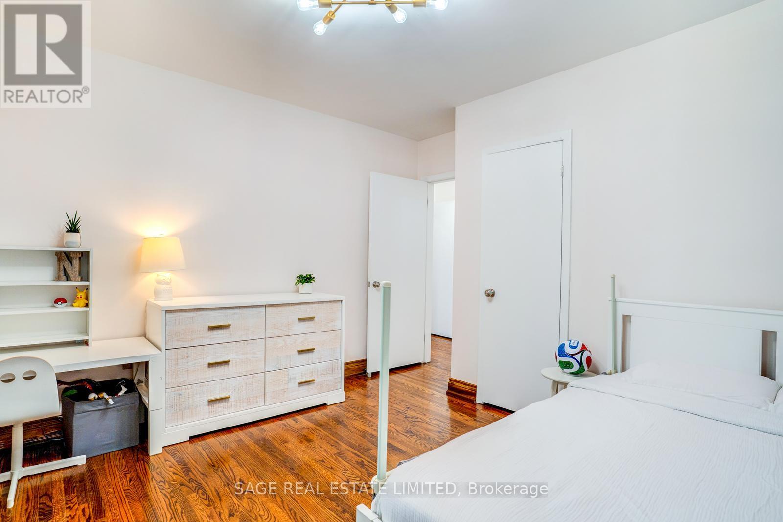 81 DECARIE CIRCLE - 25