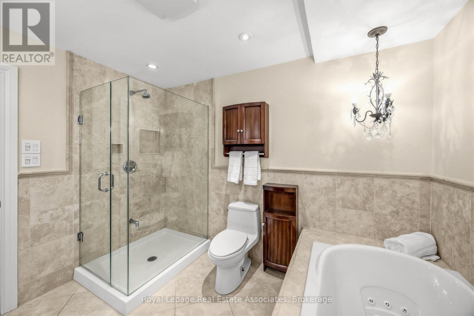 1561 PINETREE CRESCENT - 18